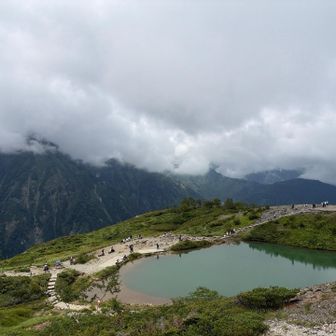 八方池。今日もガスで景色はイマイチか。