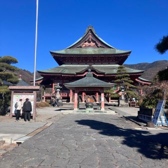 甲府の善光寺🙏
川中島の戦いの折、信玄公がご本尊の焼失を恐れて信濃から移して建てられた寺だそうです
