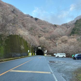 鞍掛トンネル東登山口駐車場　
先行者の方は鞍掛峠から行かれたっぽい