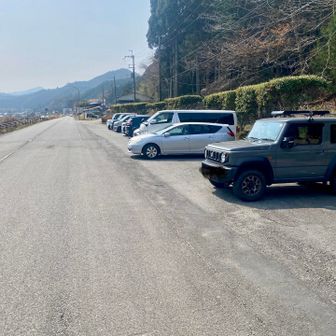 出発時には父ちゃんの車を含めて2台しか停まっていなかったが、下山時には多くの車が停まっていた😳
こんな気候の日には外に出たくなる気持ちは分かる😆