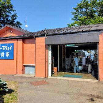 登山中に知り合った高齢の登山者と九合目まで登ったのだがかなり疲れているみたいだったのでロープウェイ駅まで送り届けてから再度登り直しをして山頂へ
この日２度目のロープウェイ駅