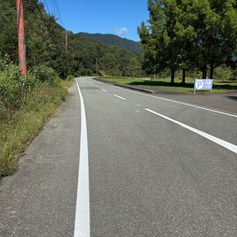 気持ちいいラン区間も1kmで終わり
🅿️の看板向かいあたりから山へ