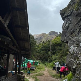焼岳小屋からは焼岳の姿が。