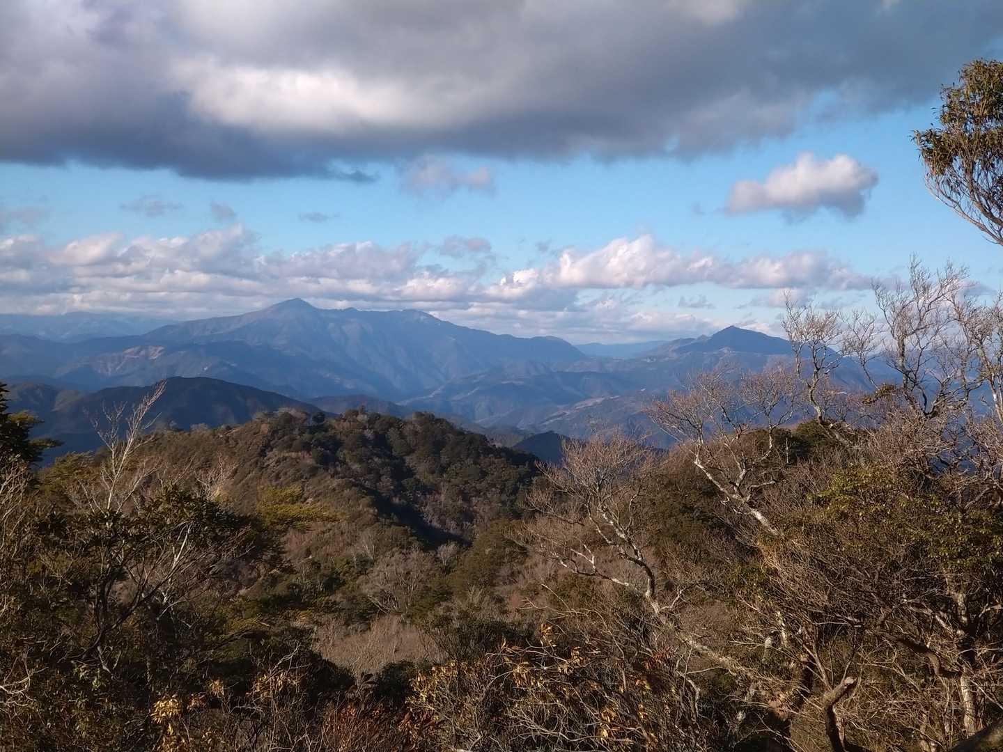 掃部岳からのご褒美は、この素晴らしい景色、北の方角に市房山(左)と石堂山(右)✨南の方角は観えないので式部岳がおすすめ😊
霧島連山と桜島、高隈山などが望めます