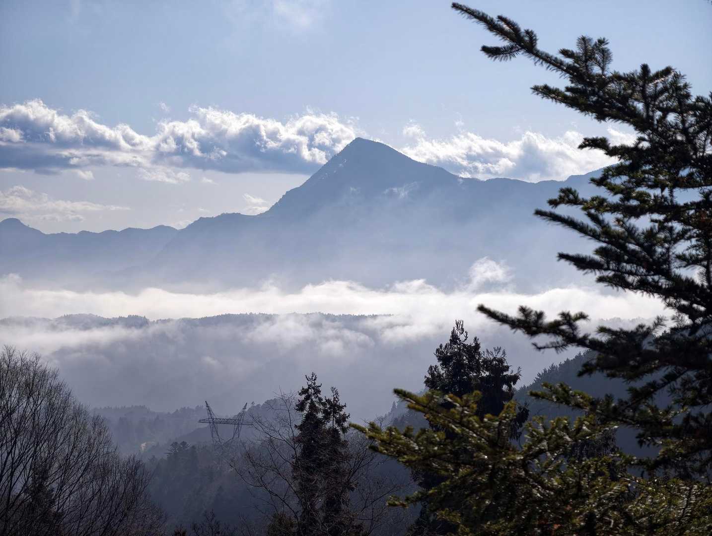 雲海の武甲山