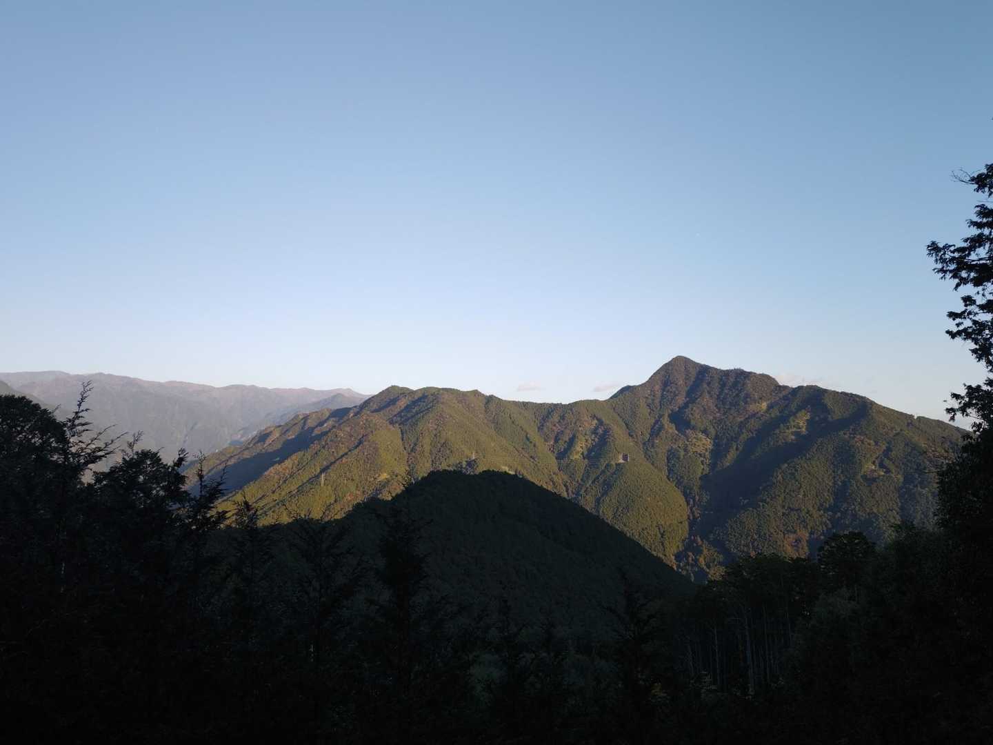 分岐点まで登って来ました✨
右側に高丸山が見えた！！
山頂からの景色が綺麗だったのを
思い出しました✌️
