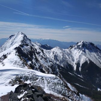 三叉峰からの、赤岳、阿弥陀岳の眺め😍
稜線からちょっとだけ、頭が見えるのは権現岳🏔️