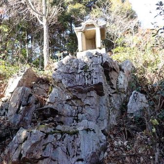 探照灯台座の近くに祠🙏