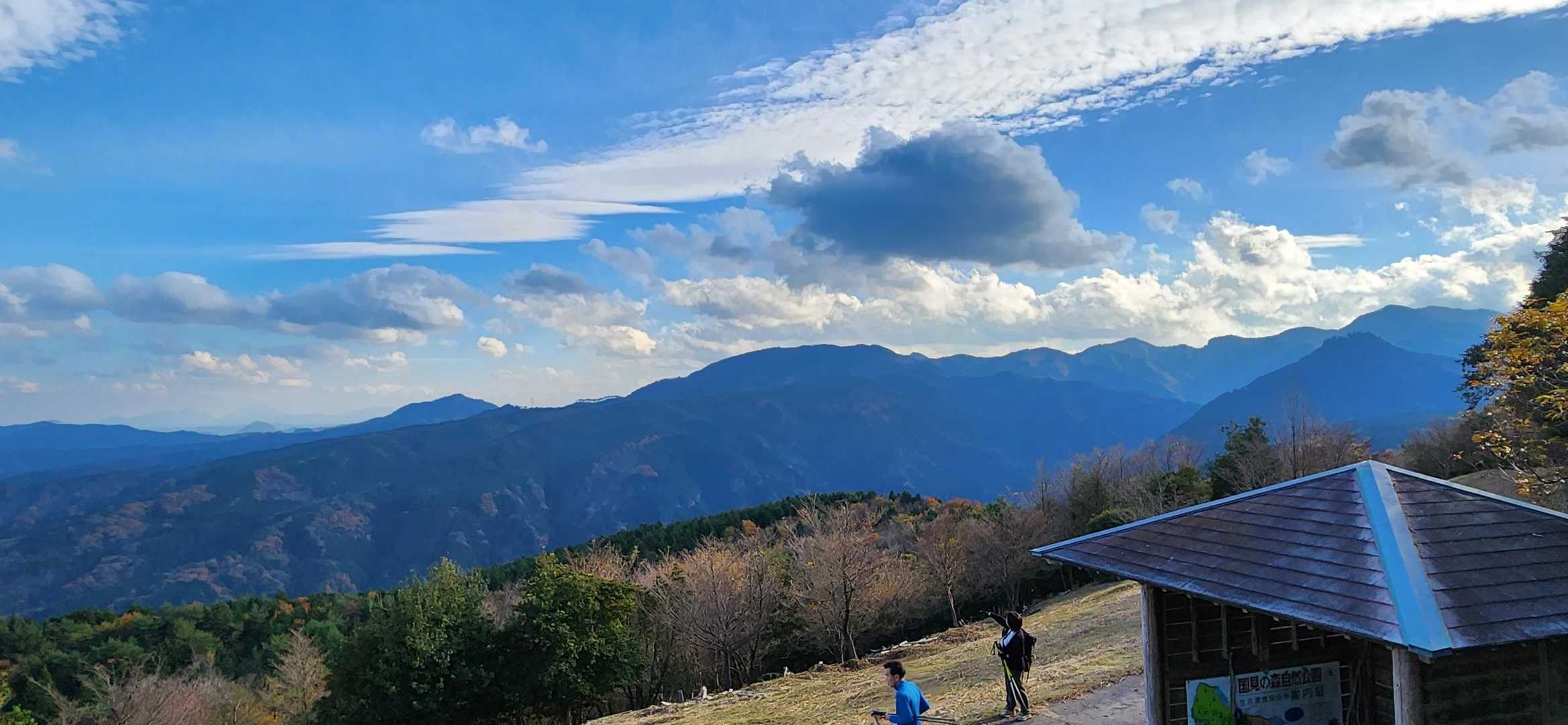←雁俣山、経読岳、小屋ケ岳チラリ
茶臼山、犬ヶ岳→

右手前に求菩堤山