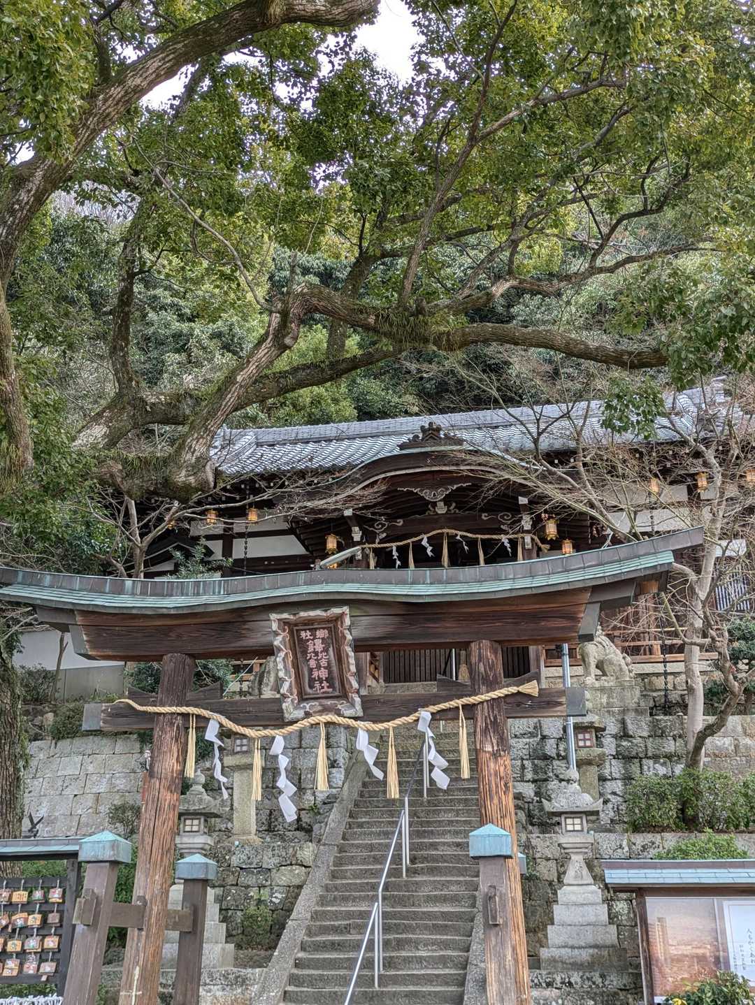 登山口にある立派な神社