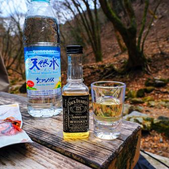 お気に入りのロックガーデンで、お気に入りのウイスキーを飲む🥃
いつかのこの時のためにHIKER'S FLEA MARKETで買った、割れないミニウイスキーボトルに入れて来ました。
水が流れる音と鳥のさえずりを聞きながらのウイスキータイムは、やっぱり心地良かった😊
周りの目を気にせず、きっとまたやります♪(笑)

いつかやりたかった事⑤達成
