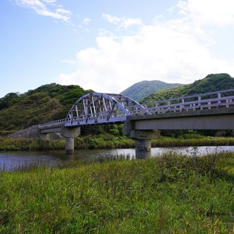 木橋の下路アーチ「てんきてんき橋」。1992年(平成4年)竣功。