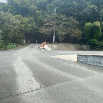 登山口もわかりにくい。。すぐ近くに噂の３億円モニュメントもありますが、あれもぱっと見わけわからん。