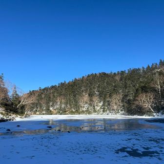 ほら、やっぱり溶け始めてた
こんなところで足元抜けたら終わるわ