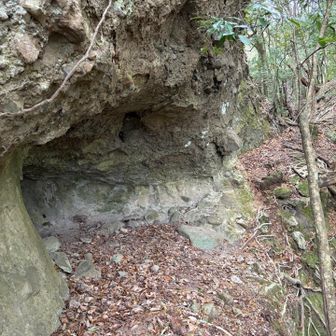巻いた先に岩屋発見！
仏様あっても良さそうな雰囲気だけど、中は空っぽ
この先は次回のお楽しみにして、戻ります