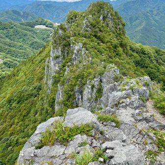 先へ進みます
岩尾根が続く道です