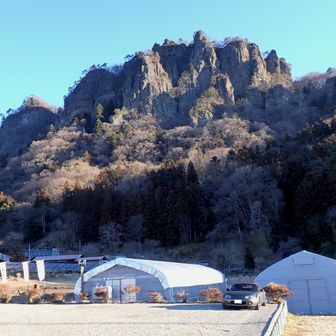 古谷登山口駐車場🅿️到着

トイレもキレイで、
20台ほど停められます👍

でも、駐車枠が無いので…
停め方分からず少々迷走🌀
