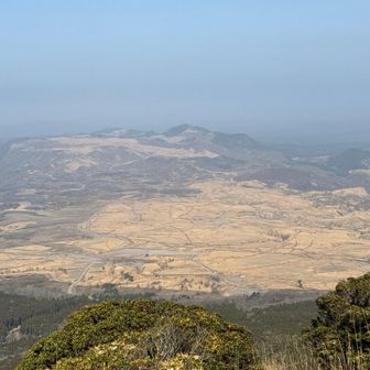 日出生台　静かやで
ドンパチ🪖してません…

中央に見えるのが黒岳やで！