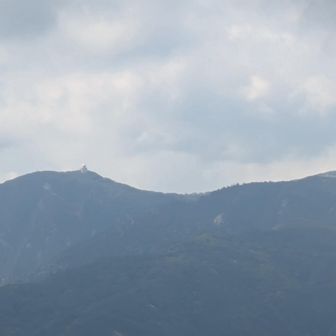 チョボっとしてるのは御在所の建物かな？