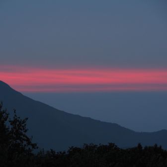 テントに入る前に見た残照はいかにも不吉で・・地上付近に層となって霞が溜まっている様子？