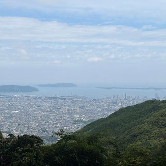 油山山頂からの景色🪟
方向的には早良区百道から西区の姪浜方面のようです。
右端に写ってるPayPayドームは中央区の端になります。