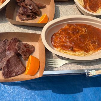 2日目ランチはミートソースパスタに平取町ビーフのステーキ。これは凄く美味しかった