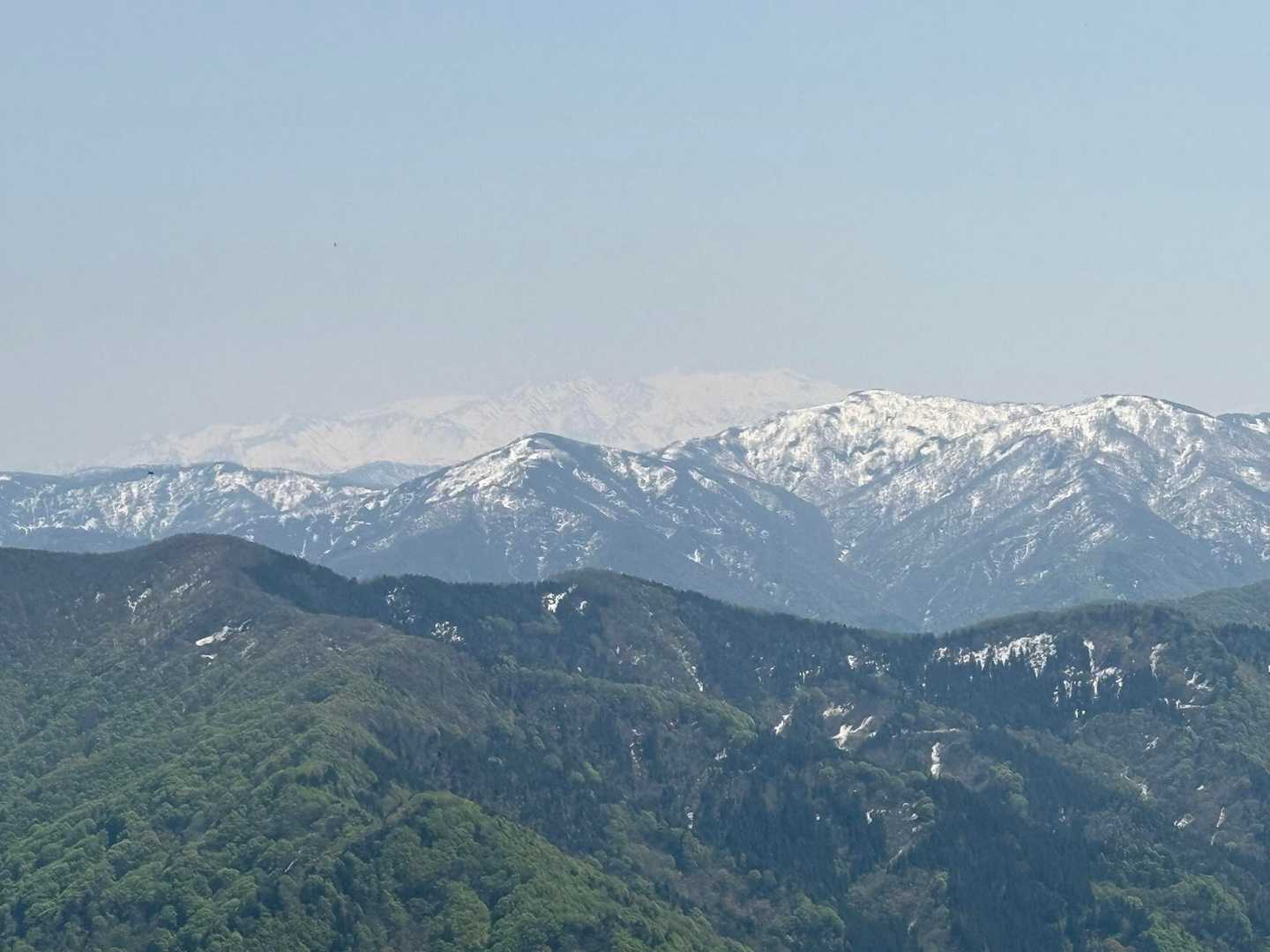 遠くに白山が見えます。