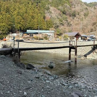 ようやく下山できました。ここからバス停まで舗装道路歩きも結構ありました。