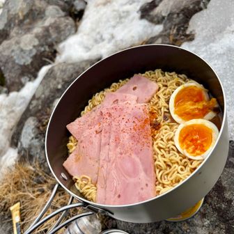 今回は予告通りサッポロ一番みそラーメンにしました🤤
ベーコンとゆで卵をトッピング👍