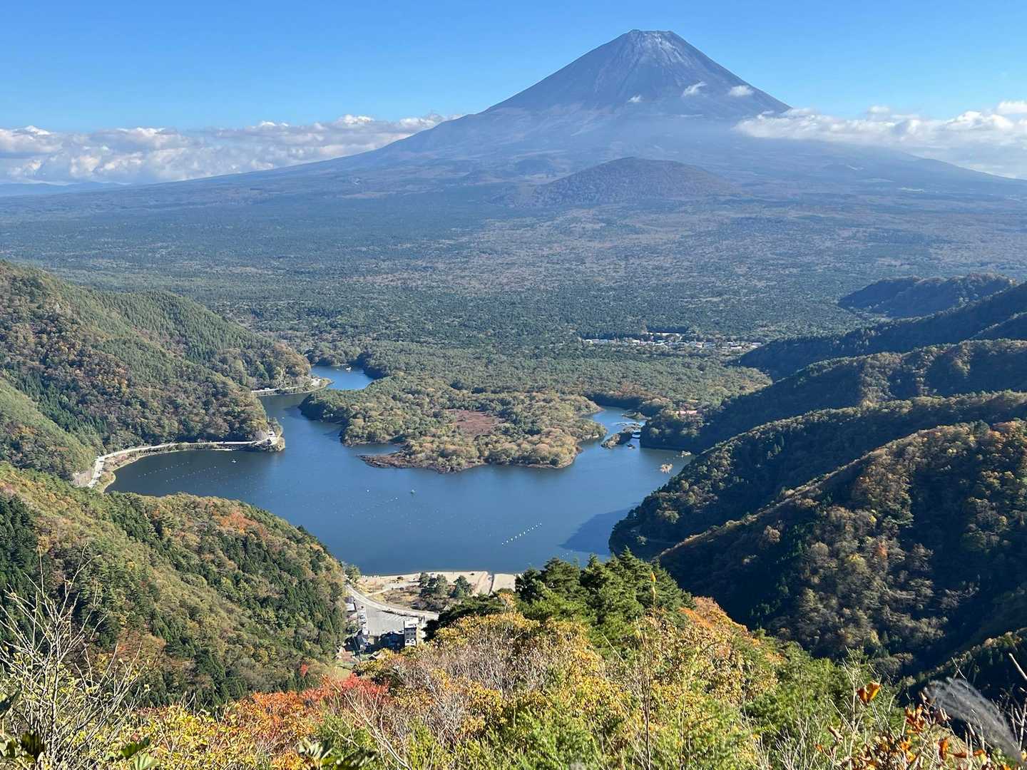 ビューポイントその2から。精進峠降りるチョイ手前を左手に入る。
精進湖が左下、富士山が右上に対角線上に並び、綺麗。