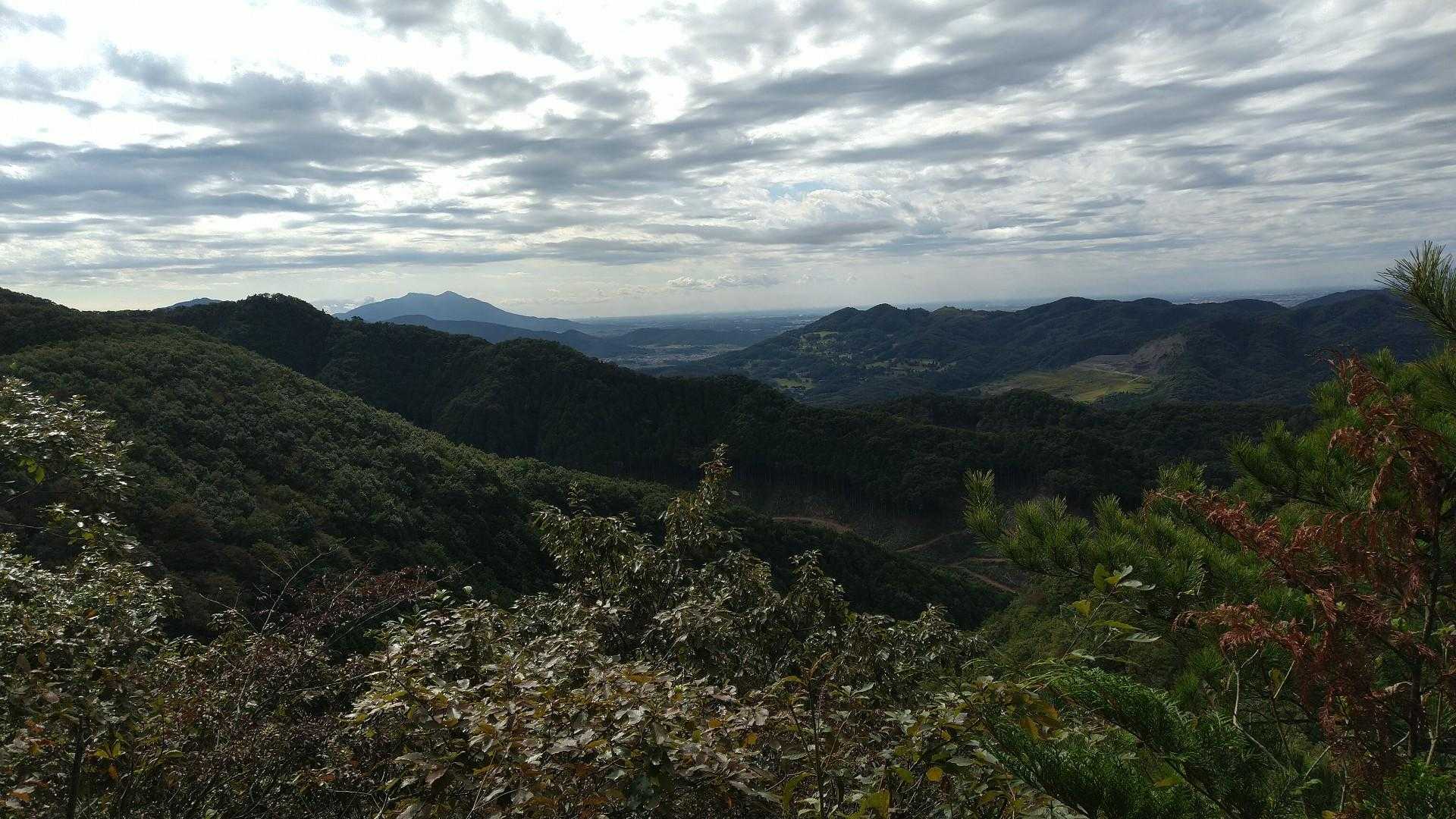 遠くに筑波山。