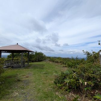 東屋　今日は遠くは霞んで良く見えない😰
