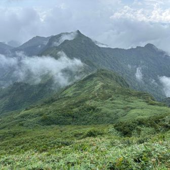 剣ヶ峰までの稜線。ここを歩きたかったな。
