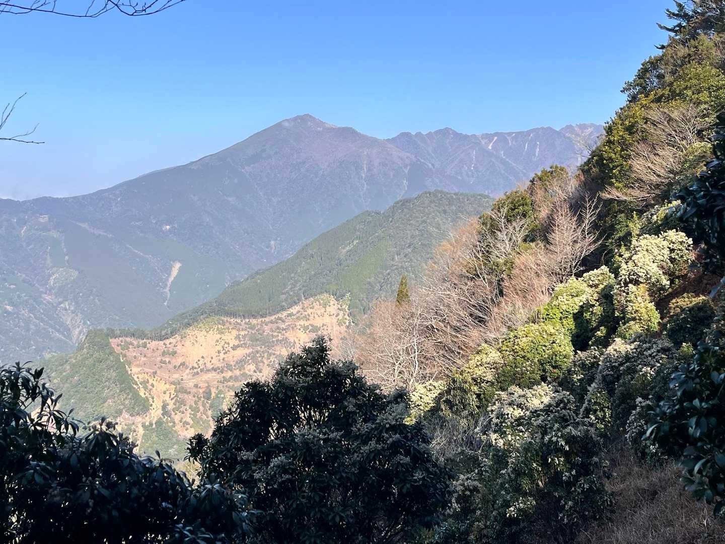 六合目を過ぎたところで市房山が見える