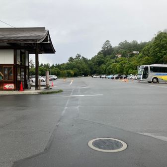 観光用駐車場は既に半分ほど埋まっています。右側の手前のバス停前に綺麗なウォシュレット付きトイレがあります。車中泊している方も多そうです。