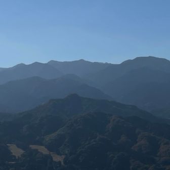 昨日登った、高縄山方向。