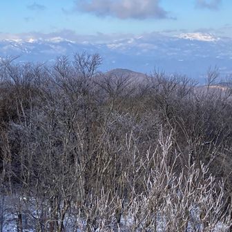 日山山頂から西に右の吾妻連峰と左の安達太良山塊