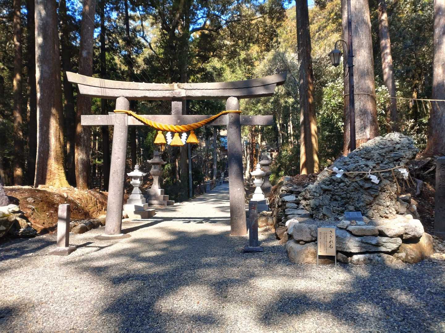 登山口は神社の境内にあります　
ここを右へ