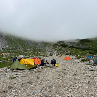 剱澤のキャンプ場。
頭上に分厚い雲が立ち込めてます😶‍🌫️