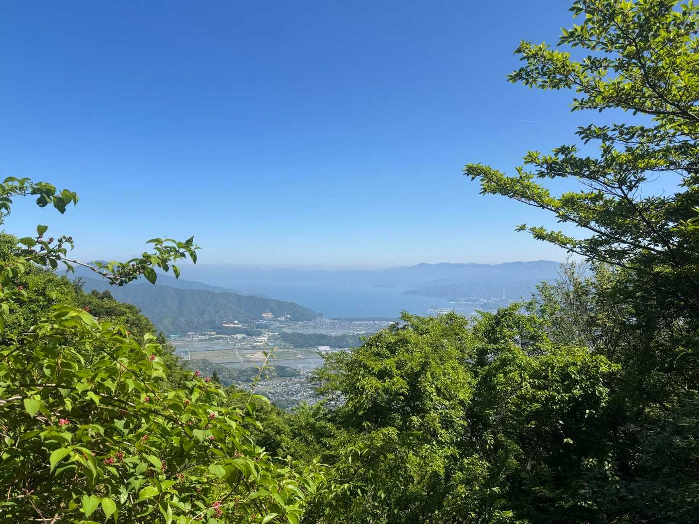 敦賀富士と称される三山の盟主、栃ノ木地蔵の名水を経て敦賀湾を一望の写真