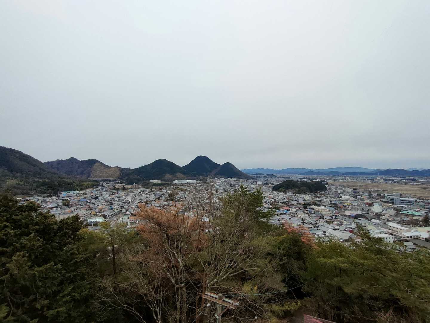 先程登った松鞍山🏔と前平山🏔
美濃市の街が広がる🌁