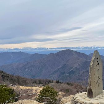 開運山から南アルプス。塩見岳〜仙丈ヶ岳まで全部見えます。高曇りで良かった。