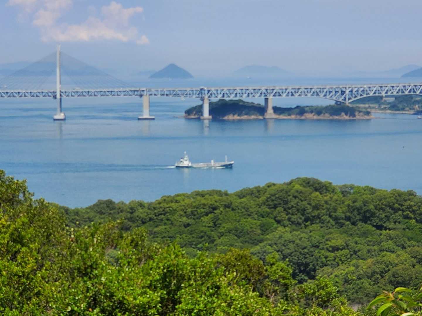 あっ、船がやって来ました🛥️
良い景色です😉
展望台は日差しを遮れるテーブルもあるので景色を見ながらお弁当を食べるのに凄く良いと思います✨️