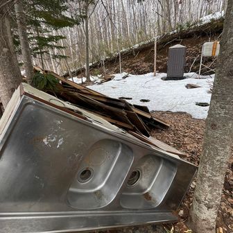 おやおや、北土場手前は生活感が溢れてる。

シンクやトイレ、さらには灯油タンクまで標準装備。