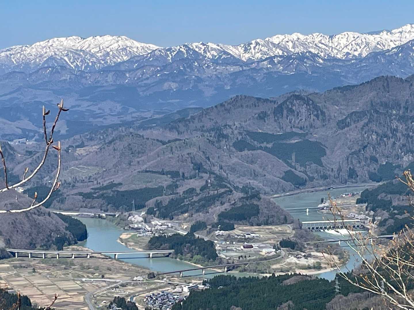 私が好きな景色
三川のこの阿賀野川のカーブと飯豊
SL走ってたらもっと最高