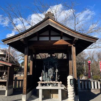 はね瀧道了尊。宝暦2年に建立され、地元の人などからは「どうりゅうさん」と呼ばれ親しまれている。諸願成就、子育ての仏様として仰されてきた。