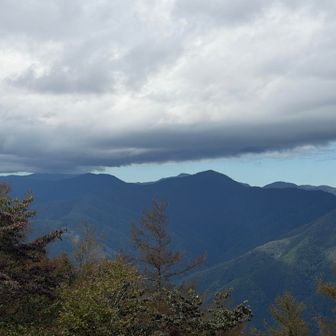 雲取山は雲の中☁️
中央に鷹ノ巣山⛰️