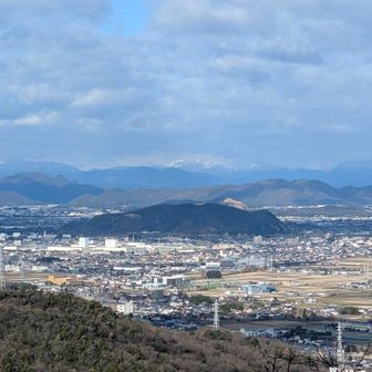 山頂から少し下ったところから👀
あの雪山は白山🏔️❓