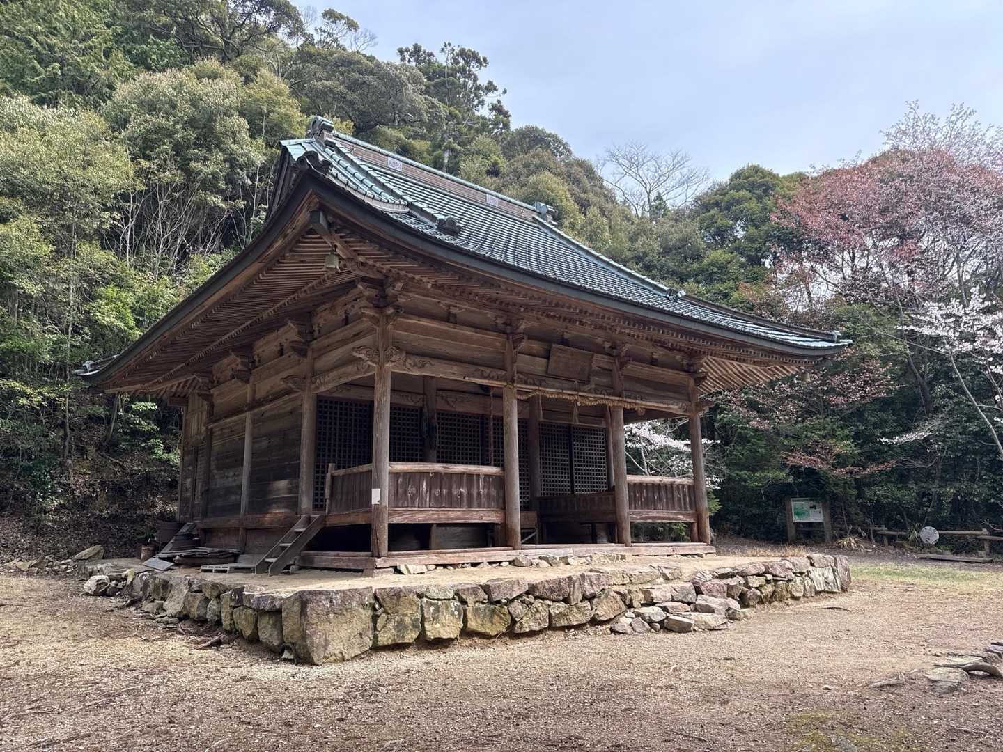 岩辻山から先は道も明瞭で、高速道路のトンネルの上がコースとなり虚空蔵堂に辿り着きます。