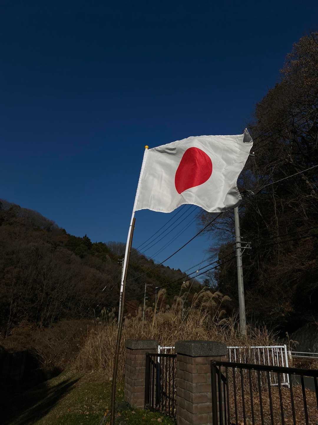 駐車場の入口や登山口、山頂など色々なところに国旗が掲揚してありました🇯🇵
